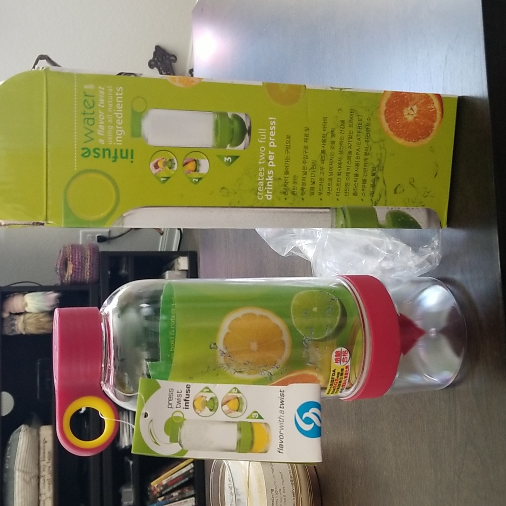 BRAND NEW!! INFUSE water / juice bottle